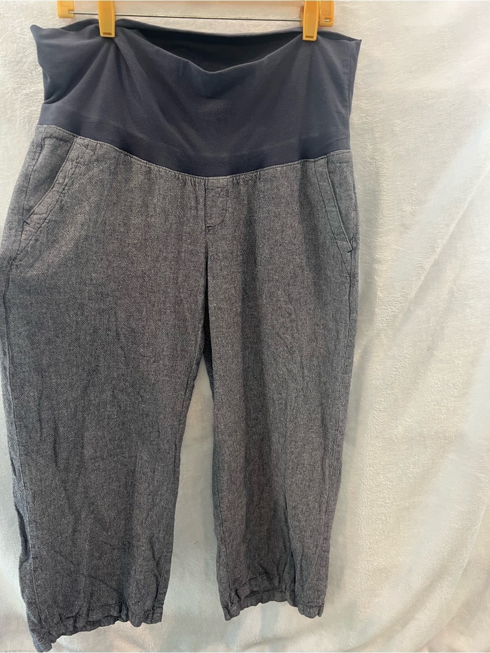 Old Navy Women’s Maternity Grey Pull-On Crop Pants with Navy Waistband